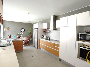 Amplia Casa en venta de 3 habitaciones, dentro de conjunto con balcón, sector Nayon-Tanda, Quito