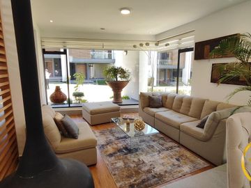 Amplia Casa en venta de 3 habitaciones, dentro de conjunto con balcón, sector Nayon-Tanda, Quito