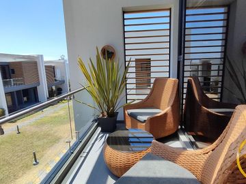 Amplia Casa en venta de 3 habitaciones, dentro de conjunto con balcón, sector Nayon-Tanda, Quito
