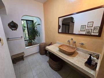 Casa con terreno amplio cerca de la plancha