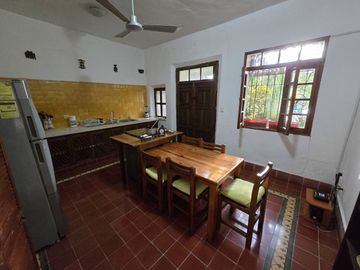 Casa con terreno amplio cerca de la plancha