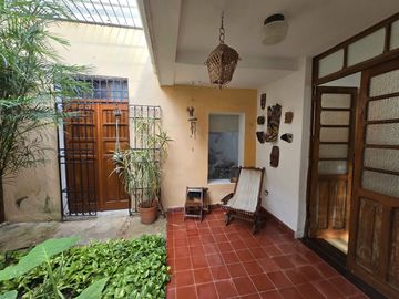 Casa con terreno amplio cerca de la plancha