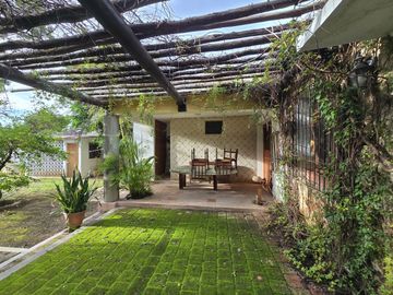 Casa con terreno amplio cerca de la plancha