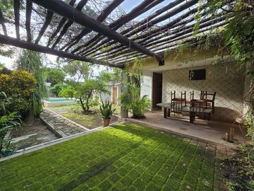 Casa con terreno amplio cerca de la plancha