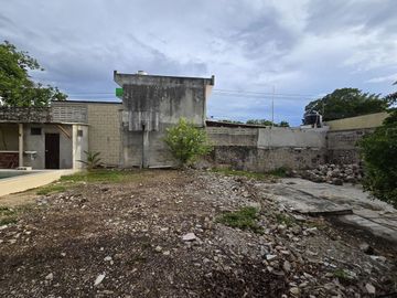 Casa con terreno amplio cerca de la plancha