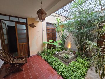 Casa con terreno amplio cerca de la plancha