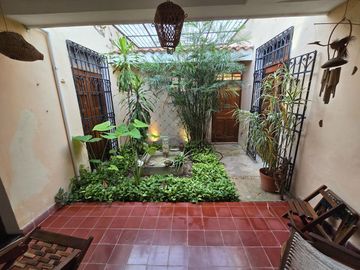 Casa con terreno amplio cerca de la plancha