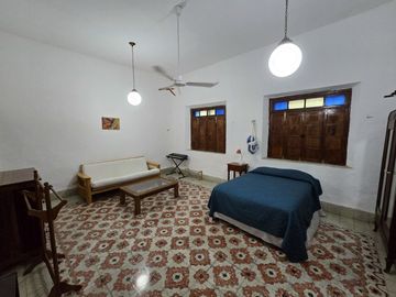 Casa con terreno amplio cerca de la plancha