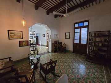 Casa con terreno amplio cerca de la plancha