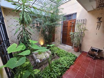 Casa con terreno amplio cerca de la plancha