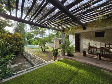 Casa con terreno amplio cerca de la plancha