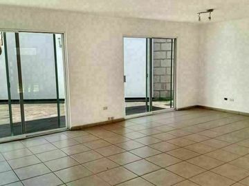 Hermosa Casa en Punta Juriquilla. 4 Habitaciones, Cuarto de Servicio, 3 Autos