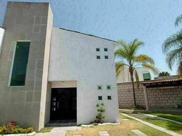 Hermosa Casa en Punta Juriquilla. 4 Habitaciones, Cuarto de Servicio, 3 Autos