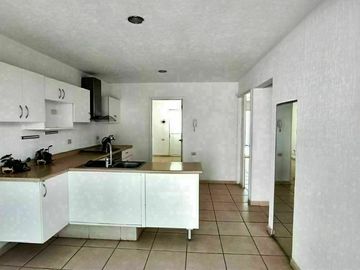 Hermosa Casa en Punta Juriquilla. 4 Habitaciones, Cuarto de Servicio, 3 Autos