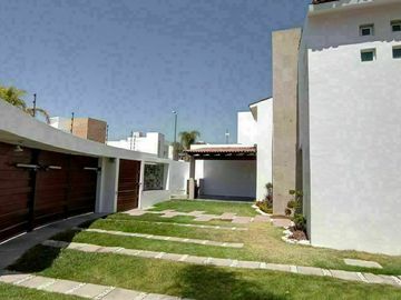 Hermosa Casa en Punta Juriquilla. 4 Habitaciones, Cuarto de Servicio, 3 Autos