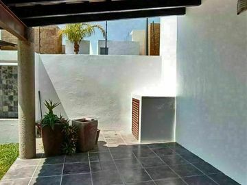 Hermosa Casa en Punta Juriquilla. 4 Habitaciones, Cuarto de Servicio, 3 Autos
