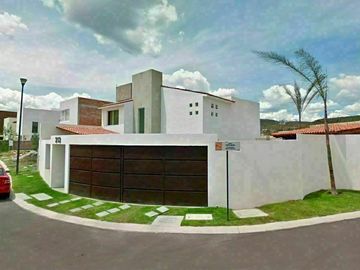 Hermosa Casa en Punta Juriquilla. 4 Habitaciones, Cuarto de Servicio, 3 Autos