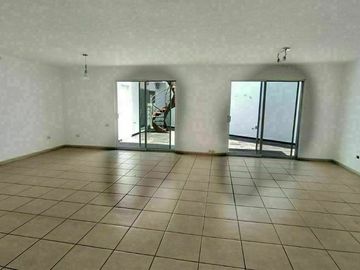 Hermosa Casa en Punta Juriquilla. 4 Habitaciones, Cuarto de Servicio, 3 Autos