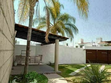 Hermosa Casa en Punta Juriquilla. 4 Habitaciones, Cuarto de Servicio, 3 Autos