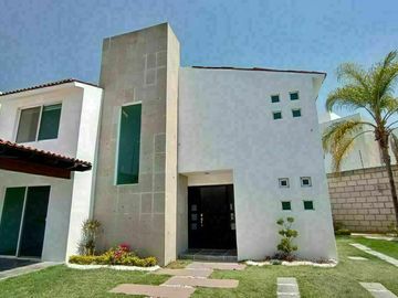 Hermosa Casa en Punta Juriquilla. 4 Habitaciones, Cuarto de Servicio, 3 Autos