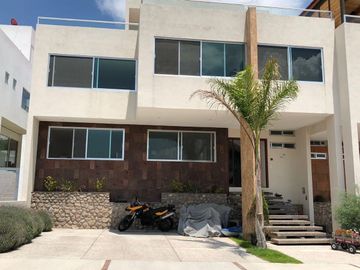 Linda Casa en Cañadas del Lago, 3 Niveles, Roof Garden, Cto Servicio, Jardín