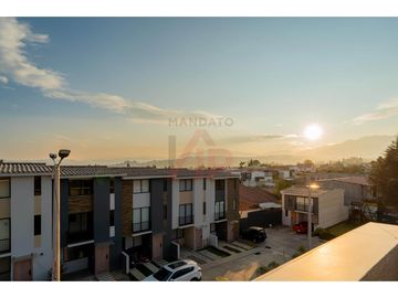 HERMOSAS Y MODERNAS CASAS VIP EN VENTA EN RICAURTE CUENCA