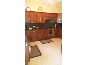 CASA L/B EMBASSY GARDENS CLAYTON 400M2
