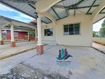 VENDO CASA DE ESQUINA CERCADA LOS ALGARROBOS