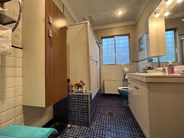 Casa en Venta en Amplia casa en el límite entre las comunas de La Reina y Las Condes. Bilbao/Américo Vespucio. Metro Bilbao, Jumbo Bilbao, Country Clu