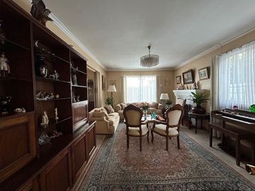 Casa en Venta en Amplia casa en el límite entre las comunas de La Reina y Las Condes. Bilbao/Américo Vespucio. Metro Bilbao, Jumbo Bilbao, Country Clu