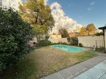 Casa en Venta en Amplia casa en el límite entre las comunas de La Reina y Las Condes. Bilbao/Américo Vespucio. Metro Bilbao, Jumbo Bilbao, Country Clu