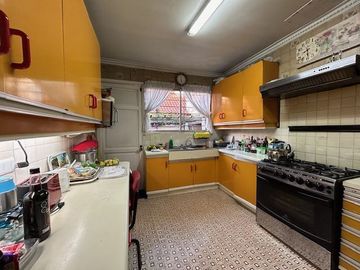 Casa en Venta en Amplia casa en el límite entre las comunas de La Reina y Las Condes. Bilbao/Américo Vespucio. Metro Bilbao, Jumbo Bilbao, Country Clu