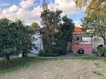 Casa en Venta en Amplia casa en el límite entre las comunas de La Reina y Las Condes. Bilbao/Américo Vespucio. Metro Bilbao, Jumbo Bilbao, Country Clu