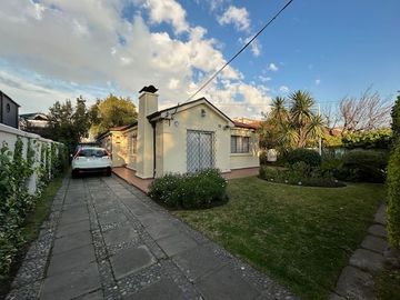 Casa en Venta en Amplia casa en el límite entre las comunas de La Reina y Las Condes. Bilbao/Américo Vespucio. Metro Bilbao, Jumbo Bilbao, Country Clu