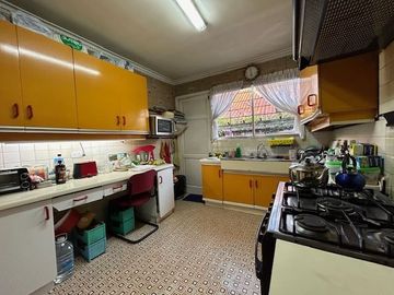 Casa en Venta en Amplia casa en el límite entre las comunas de La Reina y Las Condes. Bilbao/Américo Vespucio. Metro Bilbao, Jumbo Bilbao, Country Clu