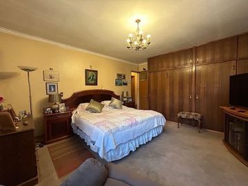 Casa en Venta en Amplia casa en el límite entre las comunas de La Reina y Las Condes. Bilbao/Américo Vespucio. Metro Bilbao, Jumbo Bilbao, Country Clu