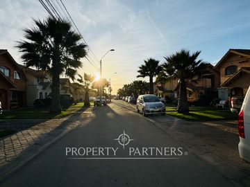Casa en condominio en La Florida con suelo comercial