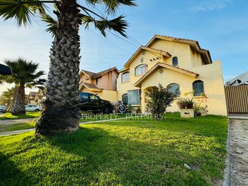 Casa en condominio en La Florida con suelo comercial