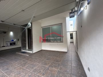 SE VENDE CASA EN LOS REALES