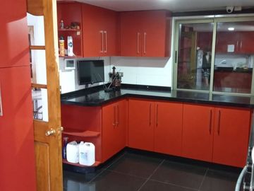 Se Vende casa 2 pisos de 3 dormitorios 3 baños / 2 estacionamientos/ Villa Don Leónidas / Maipú