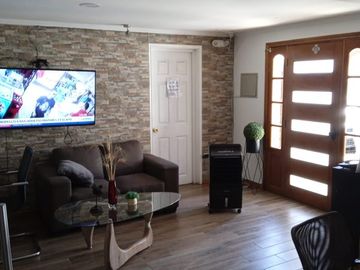 Se Vende casa 2 pisos de 3 dormitorios 3 baños / 2 estacionamientos/ Villa Don Leónidas / Maipú