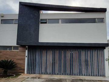 Cómoda casa, muy cercana al nuevo distribuidor de Mil Cumbres