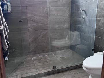 Cómoda casa, muy cercana al nuevo distribuidor de Mil Cumbres