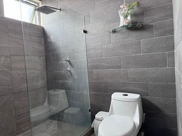 Cómoda casa, muy cercana al nuevo distribuidor de Mil Cumbres
