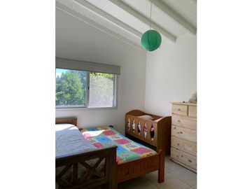 CASA 4 AMB.  media hectárea de CAMPO GLORIA DE LA PEREGRINA