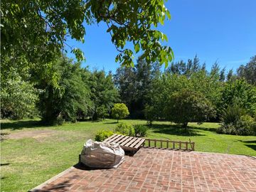 CASA 4 AMB.  media hectárea de CAMPO GLORIA DE LA PEREGRINA