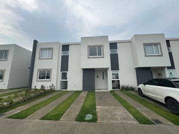 Casa nueva en Calimaya dentro de Fraccionamiento con seguridad cerca de Metepec