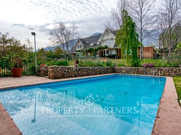 Preciosa casa en venta, excelente estado y gran terreno, Arboretum - Peñalolén