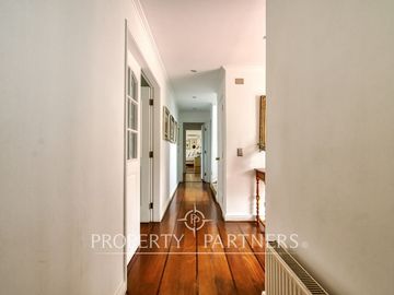 Preciosa casa en venta, excelente estado y gran terreno, Arboretum - Peñalolén
