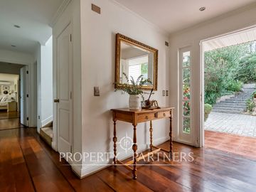 Preciosa casa en venta, excelente estado y gran terreno, Arboretum - Peñalolén